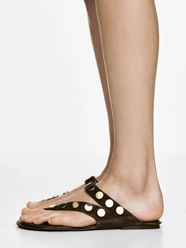 Sandalen aus Spaltleder mit Nieten Sandalen aus Spaltleder mit Nieten