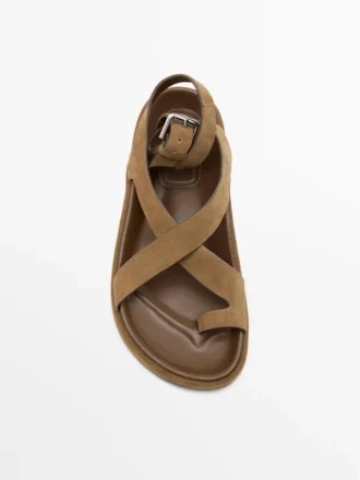 Sandalen mit gekreuzten Riemen