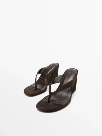 Sandalen mit Keilabsatz aus Spaltleder Sandalen mit Keilabsatz aus Spaltleder