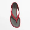 Sandalen mit mittelhohem Absatz und Zehentrenner Sandalen mit mittelhohem Absatz und Zehentrenner