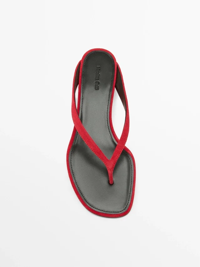 Sandalen mit mittelhohem Absatz und Zehentrenner Sandalen mit mittelhohem Absatz und Zehentrenner