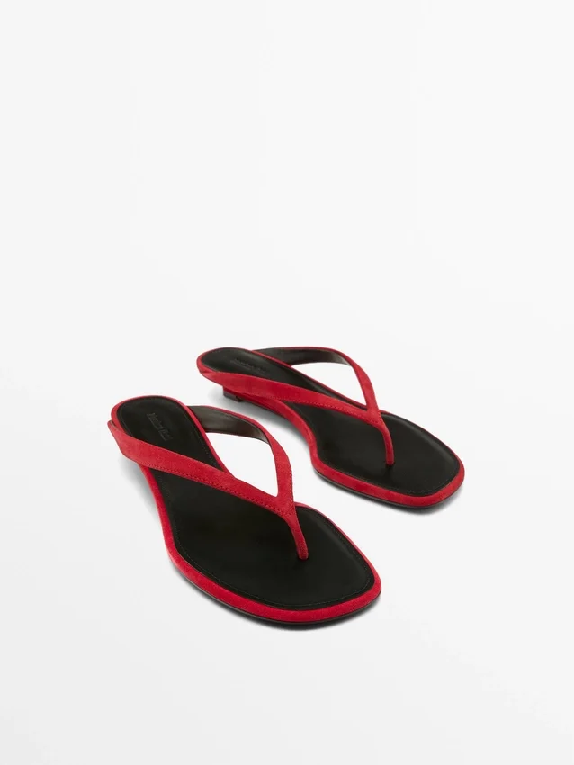 Sandalen mit mittelhohem Absatz und Zehentrenner Sandalen mit mittelhohem Absatz und Zehentrenner