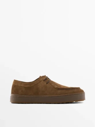 Schuhe aus Leder mit Mokassin-Spitze und klobiger Sohle Schuhe aus Leder mit Mokassin-Spitze und klobiger Sohle