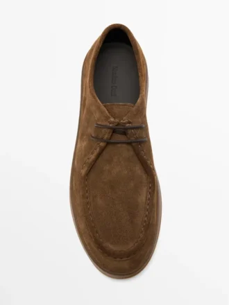 Schuhe aus Leder mit Mokassin-Spitze und klobiger Sohle Schuhe aus Leder mit Mokassin-Spitze und klobiger Sohle