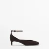 Schuhe mit Absatz und eckigem Vorderblatt Schuhe mit Absatz und eckigem Vorderblatt