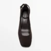Schuhe mit Absatz und eckigem Vorderblatt Schuhe mit Absatz und eckigem Vorderblatt