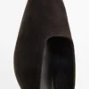 Schuhe mit Absatz und eckigem Vorderblatt Schuhe mit Absatz und eckigem Vorderblatt