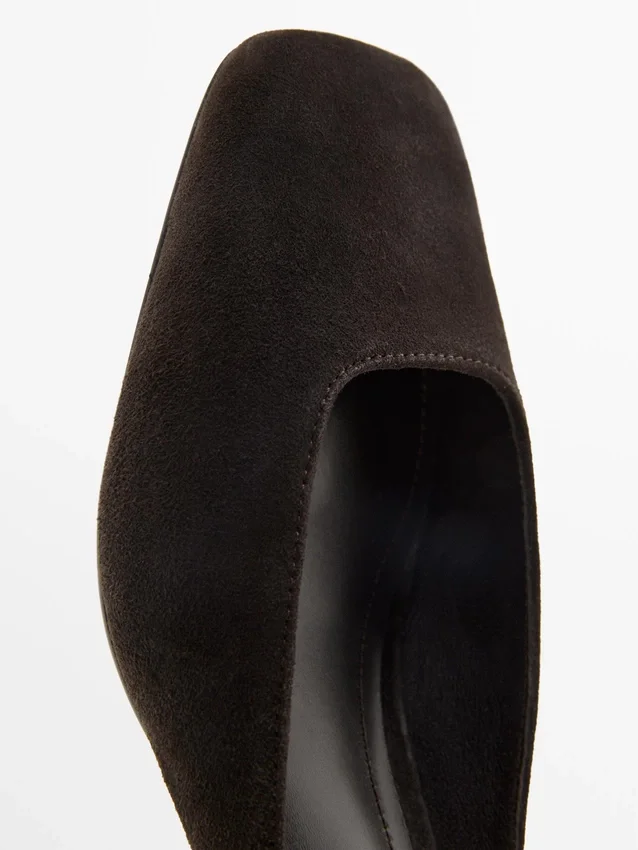 Schuhe mit Absatz und eckigem Vorderblatt Schuhe mit Absatz und eckigem Vorderblatt