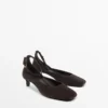 Schuhe mit Absatz und eckigem Vorderblatt Schuhe mit Absatz und eckigem Vorderblatt