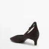 Schuhe mit Absatz und eckigem Vorderblatt Schuhe mit Absatz und eckigem Vorderblatt