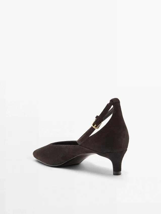 Schuhe mit Absatz und eckigem Vorderblatt Schuhe mit Absatz und eckigem Vorderblatt