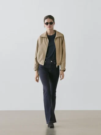 Skinny-Jeans mit hoher Taille und ausgestelltem Bein Skinny-Jeans mit hoher Taille und ausgestelltem Bein