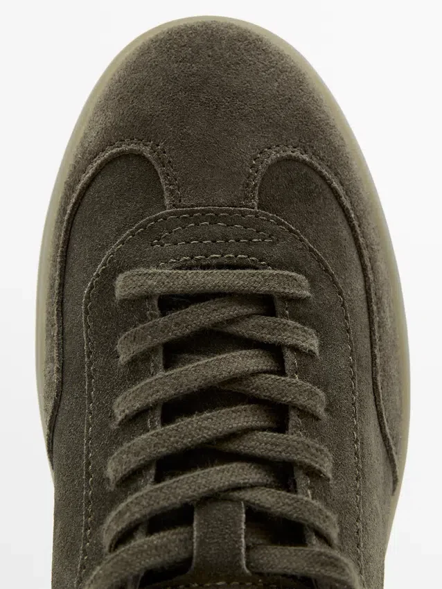 Sneaker aus gespaltenem Wildleder Sneaker aus gespaltenem Wildleder