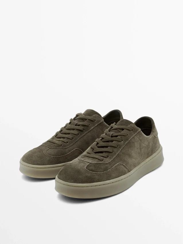 Sneaker aus gespaltenem Wildleder Sneaker aus gespaltenem Wildleder