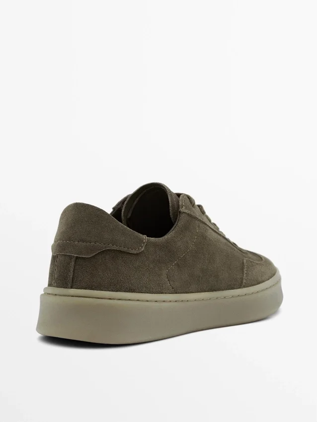Sneaker aus gespaltenem Wildleder Sneaker aus gespaltenem Wildleder