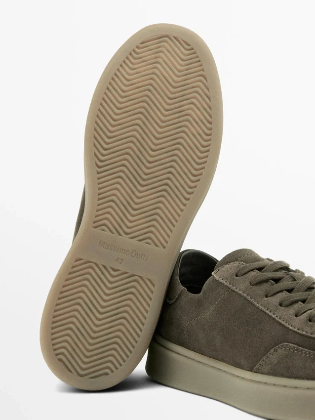 Sneaker aus gespaltenem Wildleder Sneaker aus gespaltenem Wildleder