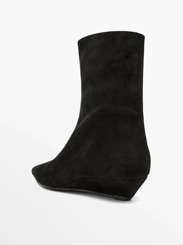 Stiefeletten mit Keilabsatz aus Spaltleder Stiefeletten mit Keilabsatz aus Spaltleder