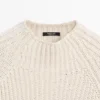 Strickcape mit Schlitzdetails Strickcape mit Schlitzdetails