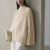 Strickcape mit Schlitzdetails Strickcape mit Schlitzdetails