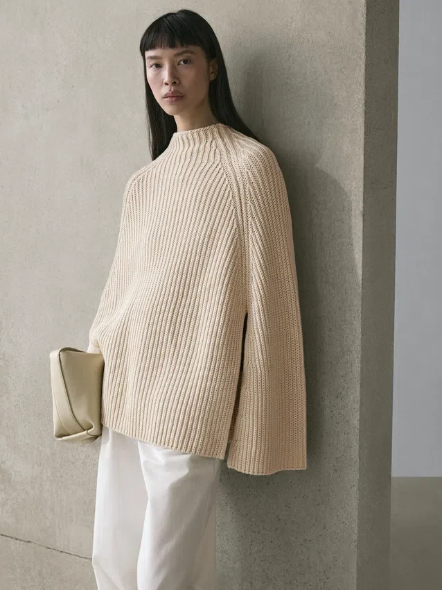 Strickcape mit Schlitzdetails Strickcape mit Schlitzdetails