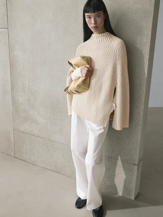Strickcape mit Schlitzdetails Strickcape mit Schlitzdetails