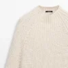 Strickcape mit Schlitzdetails Strickcape mit Schlitzdetails