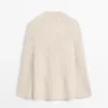 Strickcape mit Schlitzdetails Strickcape mit Schlitzdetails