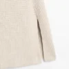 Strickcape mit Schlitzdetails Strickcape mit Schlitzdetails