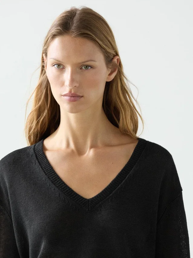 Strickpullover aus Leinen mit V-Ausschnitt Strickpullover aus Leinen mit V-Ausschnitt