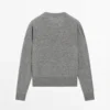 Strickpullover aus Wollmischung mit V-Ausschnitt Strickpullover aus Wollmischung mit V-Ausschnitt