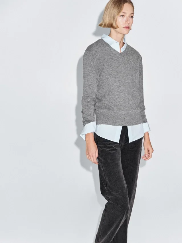 Strickpullover aus Wollmischung mit V-Ausschnitt Strickpullover aus Wollmischung mit V-Ausschnitt