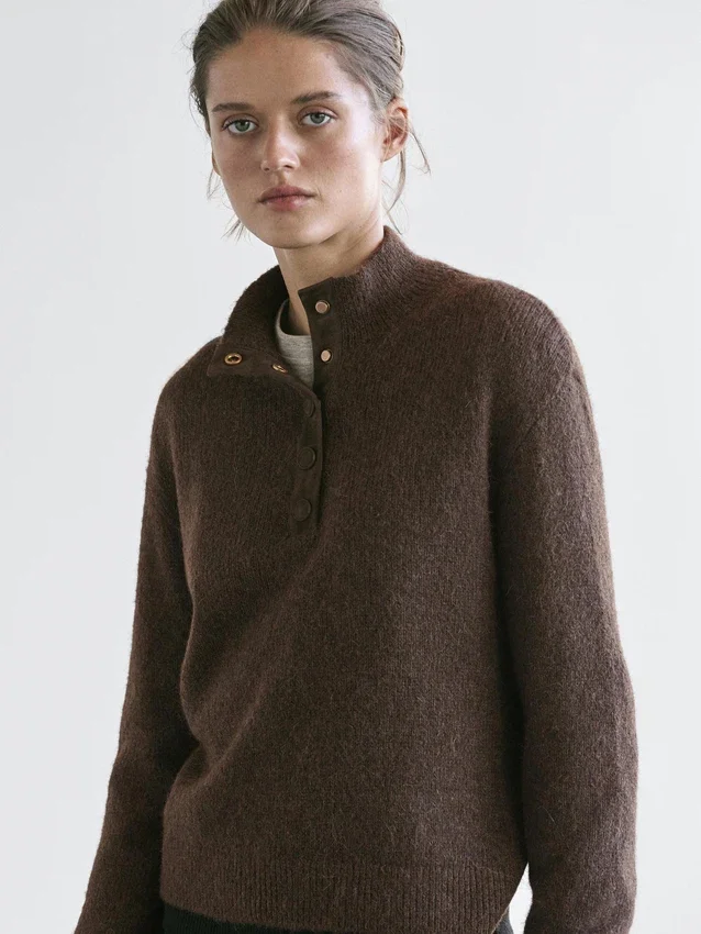 Strickpullover mit hohem Kragen und Druckknöpfen Strickpullover mit hohem Kragen und Druckknöpfen