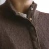 Strickpullover mit hohem Kragen und Druckknöpfen Strickpullover mit hohem Kragen und Druckknöpfen