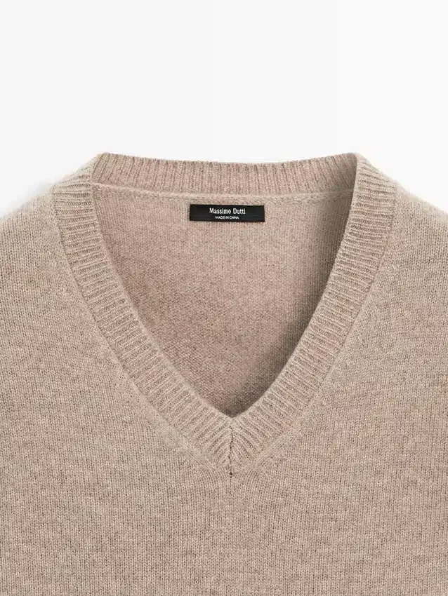 Strickpullover mit V-Ausschnitt und Ellbogenpatches Strickpullover mit V-Ausschnitt und Ellbogenpatches