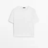 T-Shirt mit normaler Passform und kurzen Ärmeln T-Shirt mit normaler Passform und kurzen Ärmeln