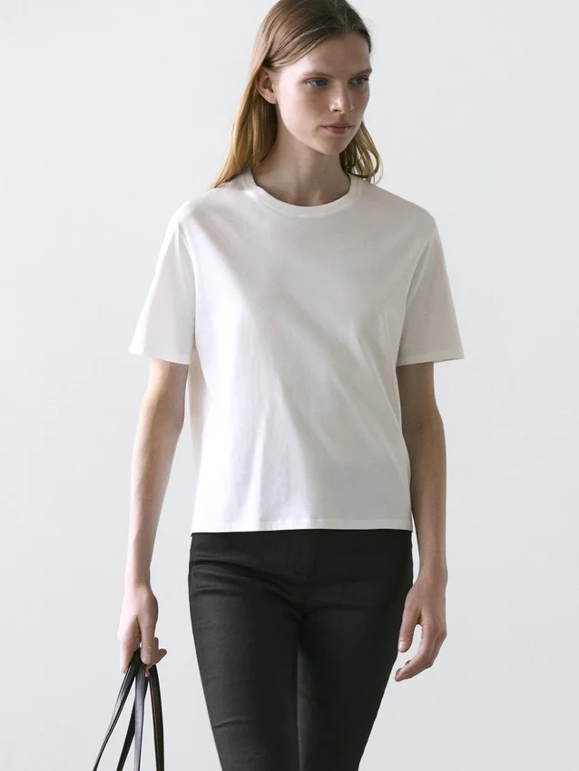 T-Shirt mit normaler Passform und kurzen Ärmeln T-Shirt mit normaler Passform und kurzen Ärmeln