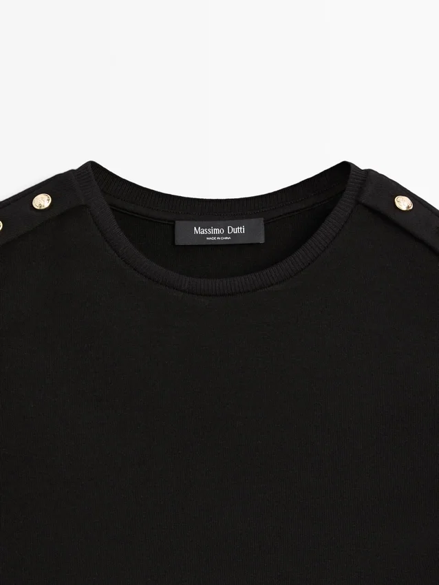 T-Shirts mit überschnittenen Ärmeln und Knopfdetails T-Shirts mit überschnittenen Ärmeln und Knopfdetails