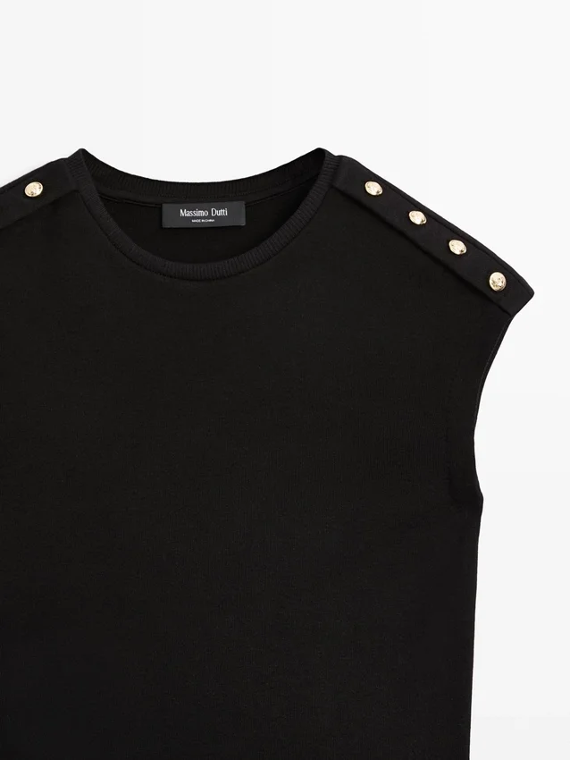 T-Shirts mit überschnittenen Ärmeln und Knopfdetails T-Shirts mit überschnittenen Ärmeln und Knopfdetails