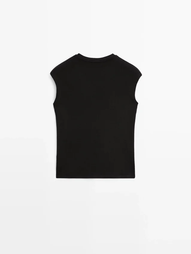 T-Shirts mit überschnittenen Ärmeln und Knopfdetails T-Shirts mit überschnittenen Ärmeln und Knopfdetails