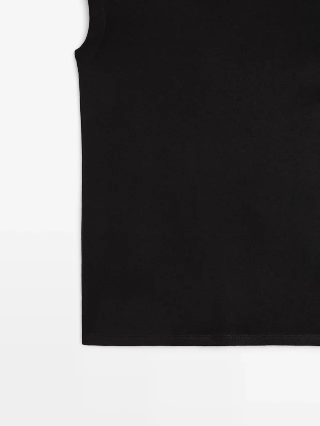 T-Shirts mit überschnittenen Ärmeln und Knopfdetails T-Shirts mit überschnittenen Ärmeln und Knopfdetails