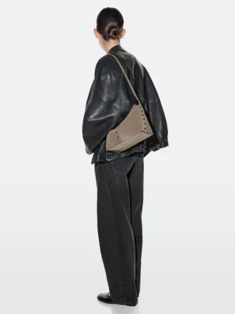 Tasche aus Spaltleder mit Nietenverzierung Tasche aus Spaltleder mit Nietenverzierung
