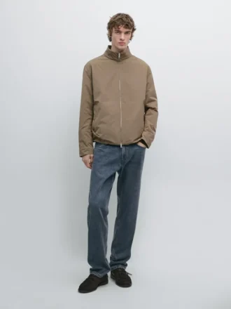 Wasserabweisende Daunenjacke mit hohem Kragen Wasserabweisende Daunenjacke mit hohem Kragen