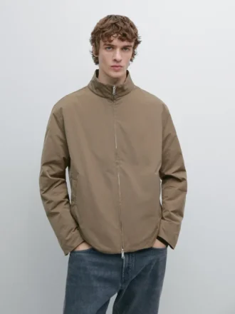 Wasserabweisende Daunenjacke mit hohem Kragen Wasserabweisende Daunenjacke mit hohem Kragen