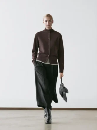 Woll-Cardigan mit hohem Kragen Woll-Cardigan mit hohem Kragen